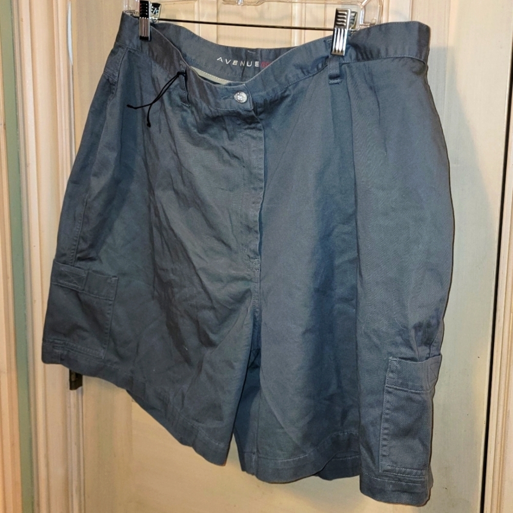 NWOT Avenue womens plus sz 18 Olive Green shorts with pockets